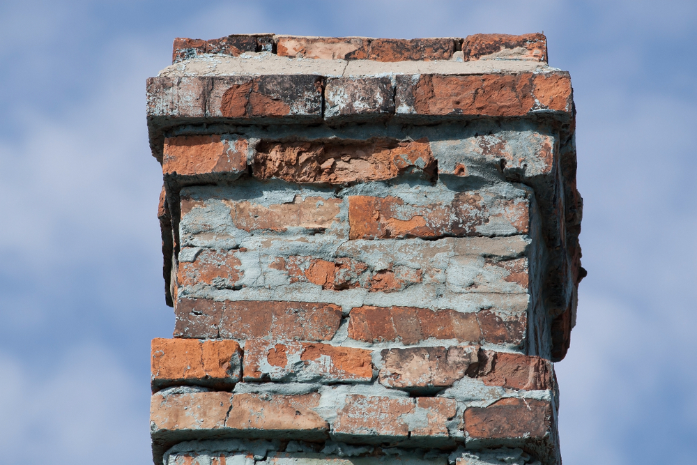 Old,Chimney,With,Cracked,Brick